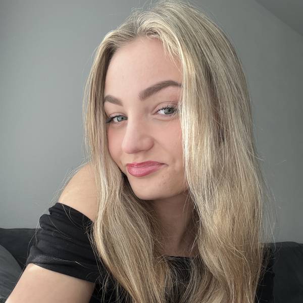 modelka s ID 0102KMYBNU p021