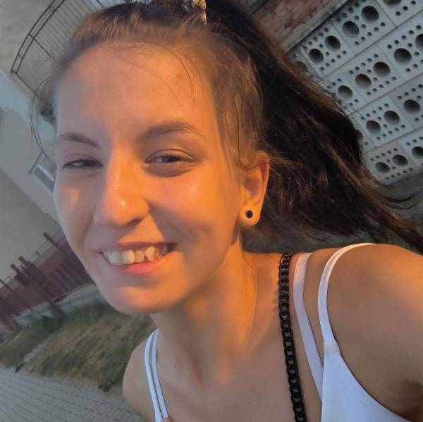 modelka s ID 0102KQNF27 p021