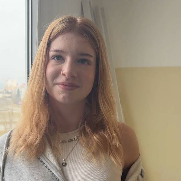 modelka s ID 0102MA1Q7E p021