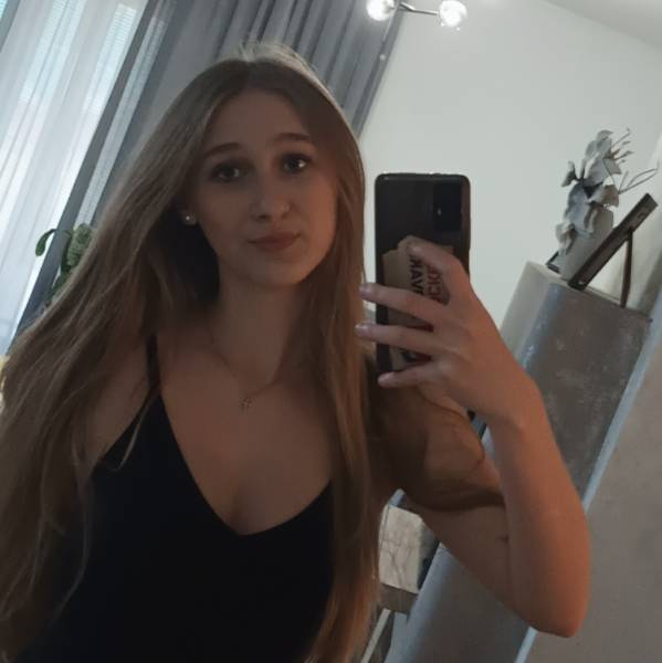 modelka s ID 0102MI8V4K p021