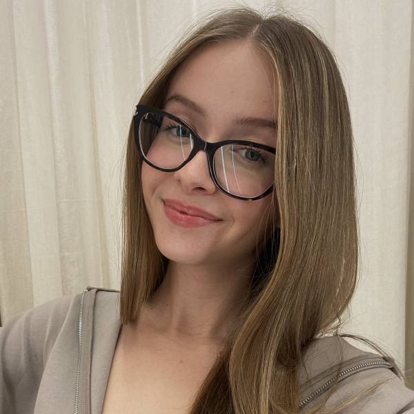 modelka s ID 0102N5GVIR p021