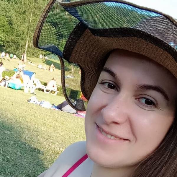 modelka s ID 0102N5YUGH p021