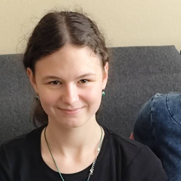 modelka s ID 0102N7LH85 p021