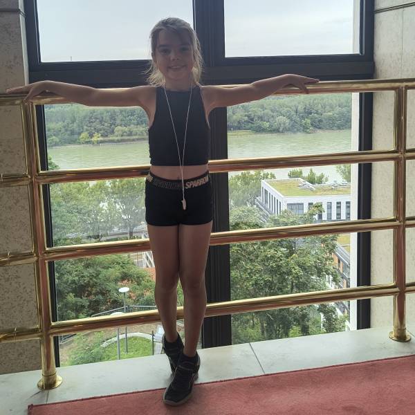 modelka s ID 0102O1UJ1Q p031