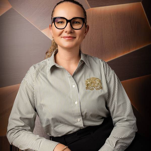 modelka s ID 0102O6KHRF p021