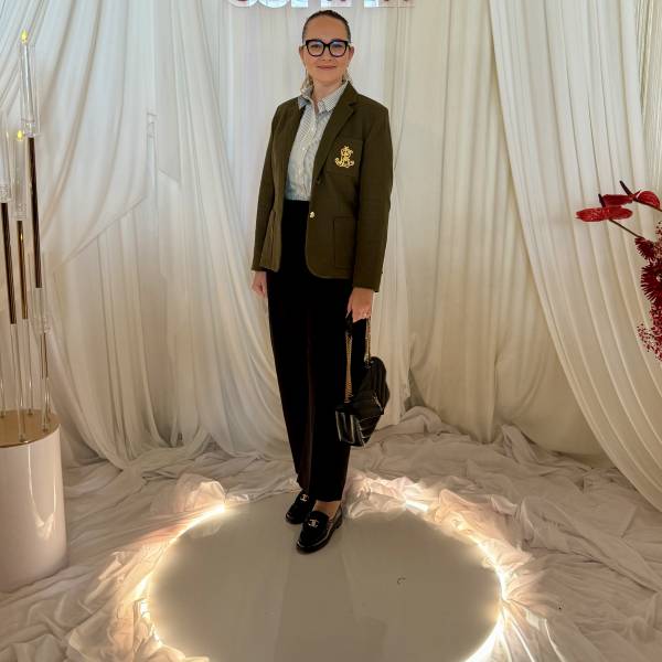 modelka s ID 0102O6KHRF p031