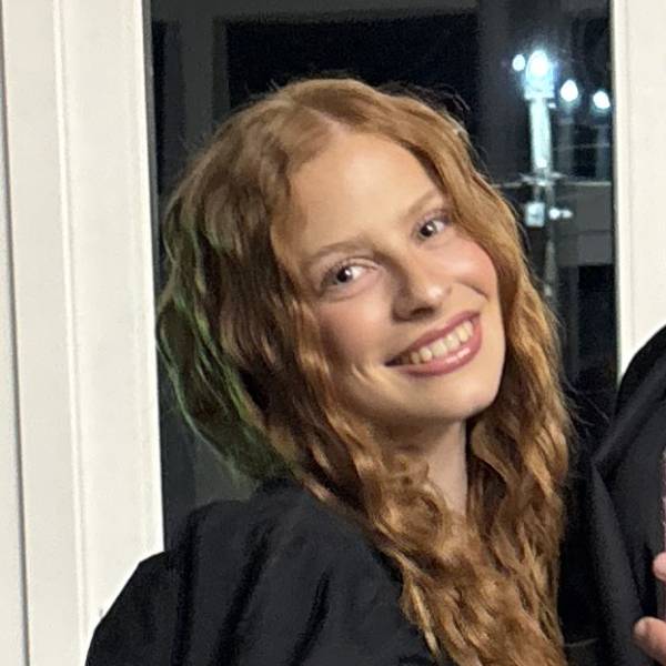 modelka s ID 0102O7LR0K p021