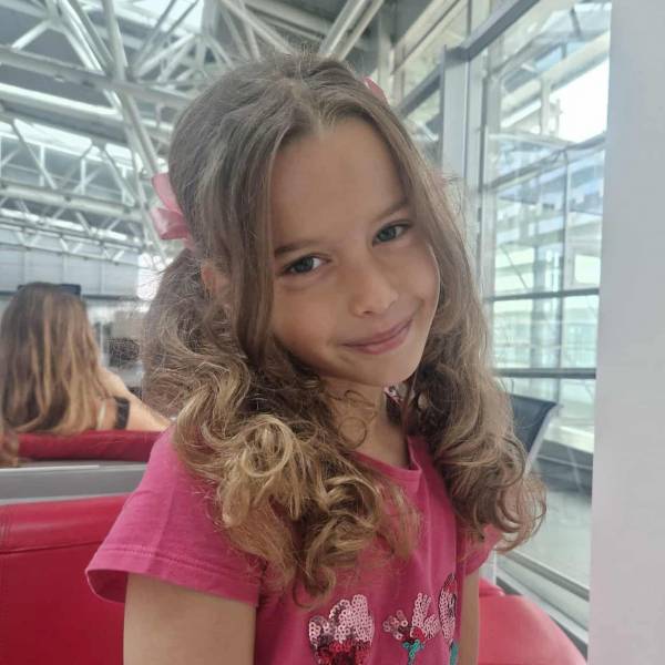 modelka s ID 0102Q4EA8K p021