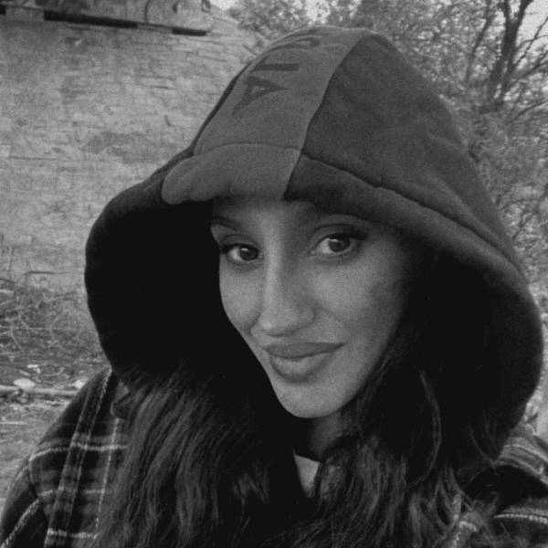 modelka s ID 0102Q6KW9D p021