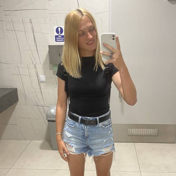 modelka s ID 0102Q6O30A p021