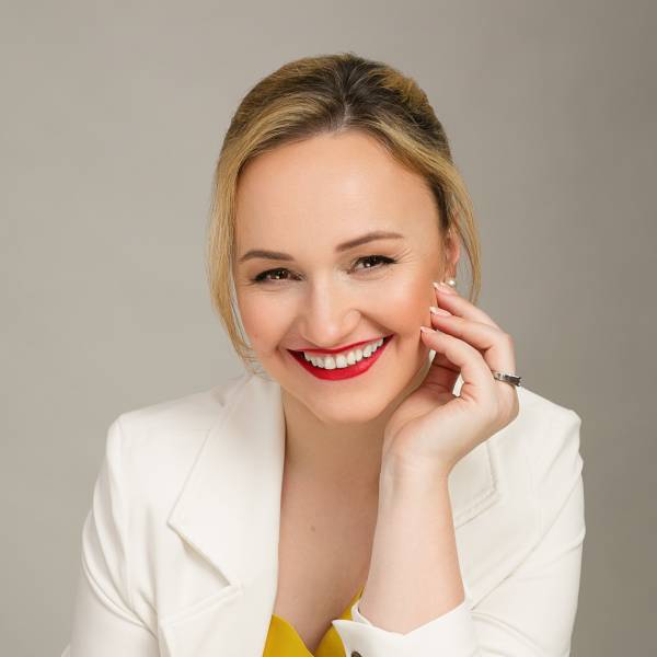 modelka s ID 0102Q8MJRD p021