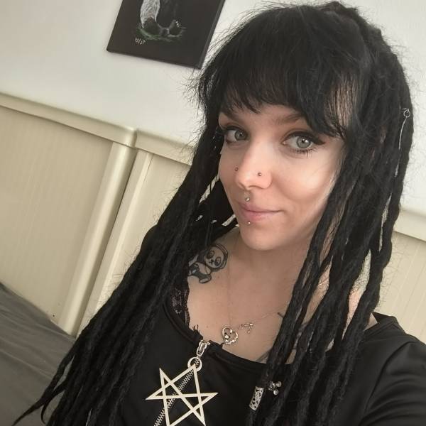 modelka s ID 0102Q8OJ23 p021