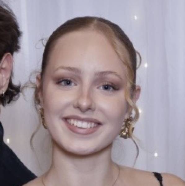 modelka s ID 0102QEAF8B p021