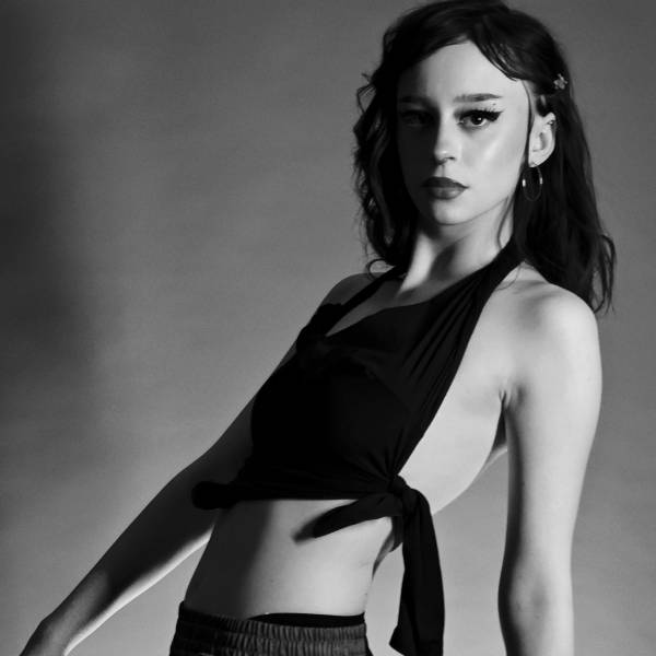 modelka s ID 0102QOKBIA p031