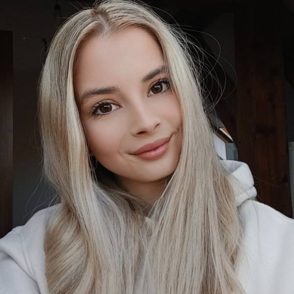 modelka s ID 0102RD7ZYA p021