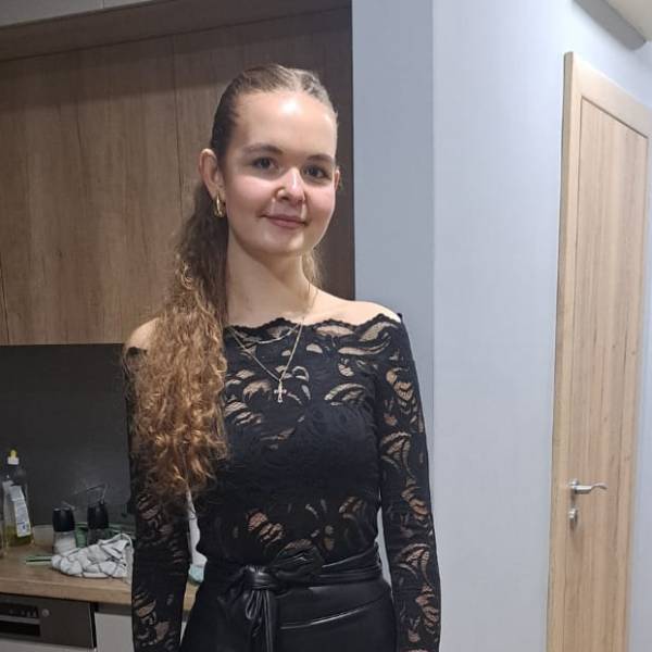 modelka s ID 0102SLUH3B p021