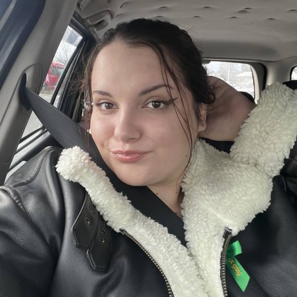 modelka s ID 0102U8IC5V p021