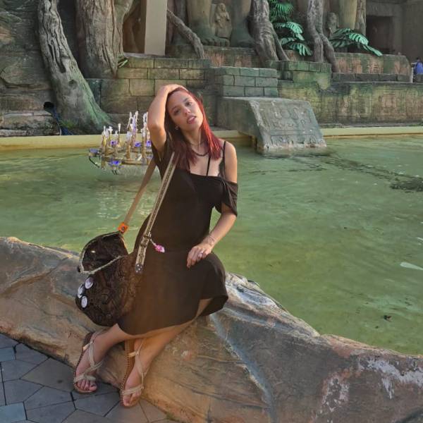 modelka s ID 0102UGT167 p021