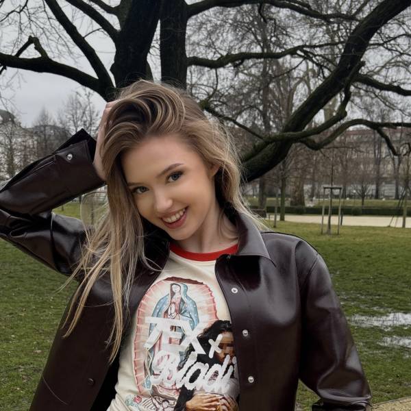 modelka s ID 0102UI4CXC p021