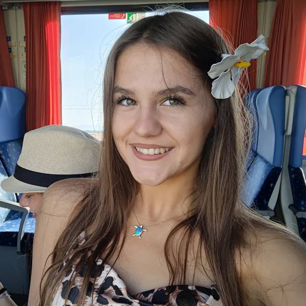 modelka s ID 0102UJZI2C p021