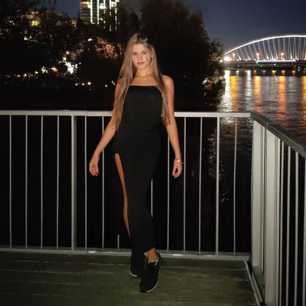 modelka s ID 0102UJZI2C p031