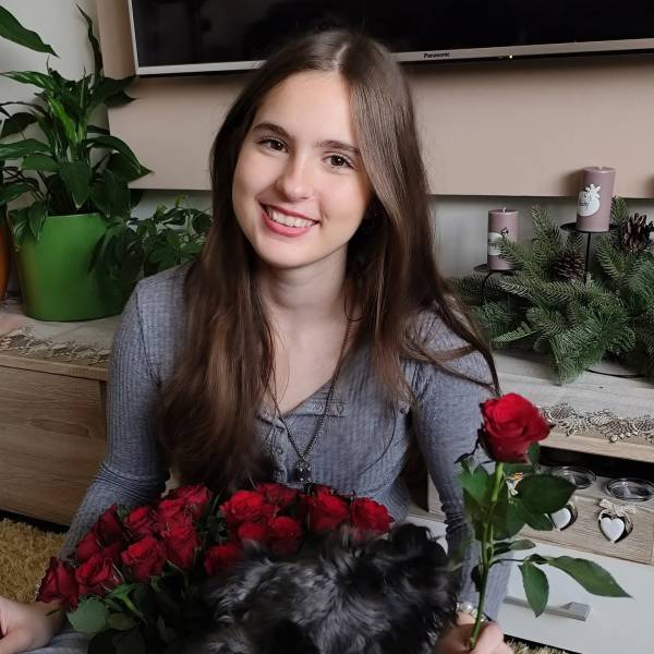 modelka s ID 0102UOI2Q6 p021