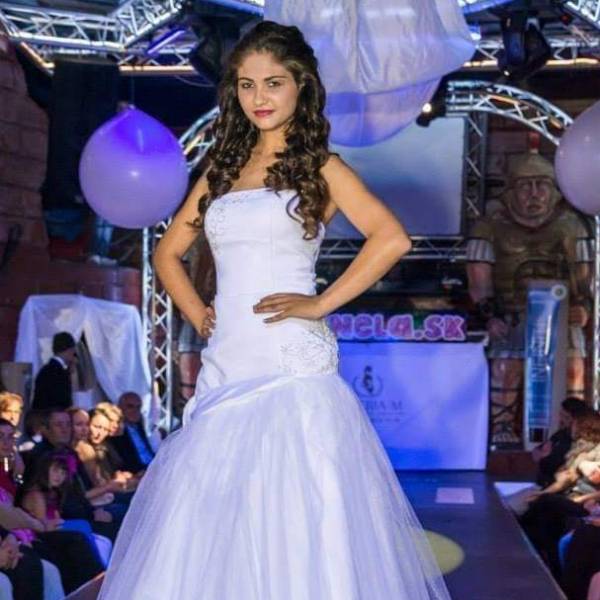 modelka s ID 0102UR6CH4 p031