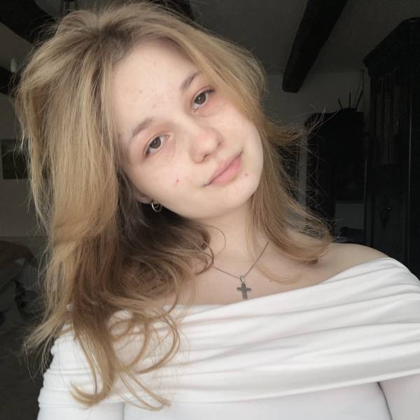 modelka s ID 0102W9RL4T p021