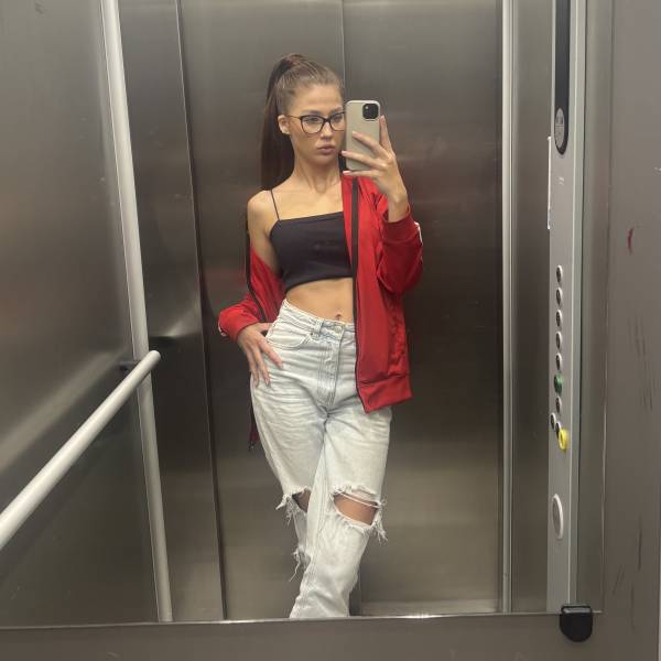 modelka s ID 0102X3B4RD p031