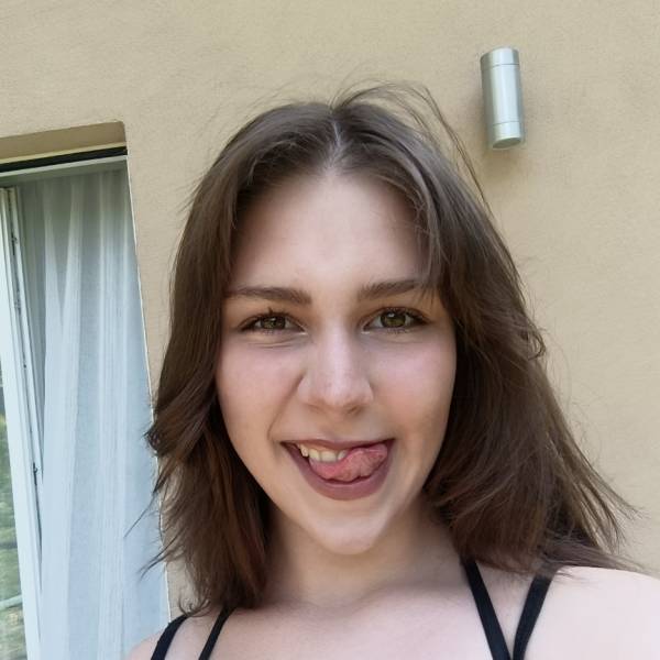 modelka s ID 0102X4UTRU p021