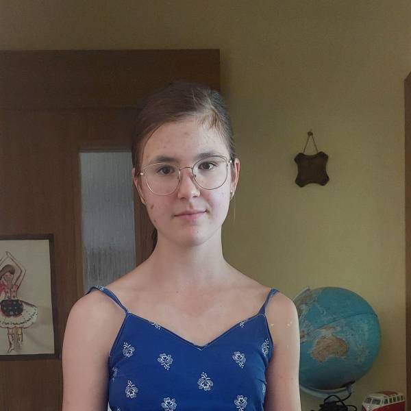 modelka s ID 0102XF75O3 p021