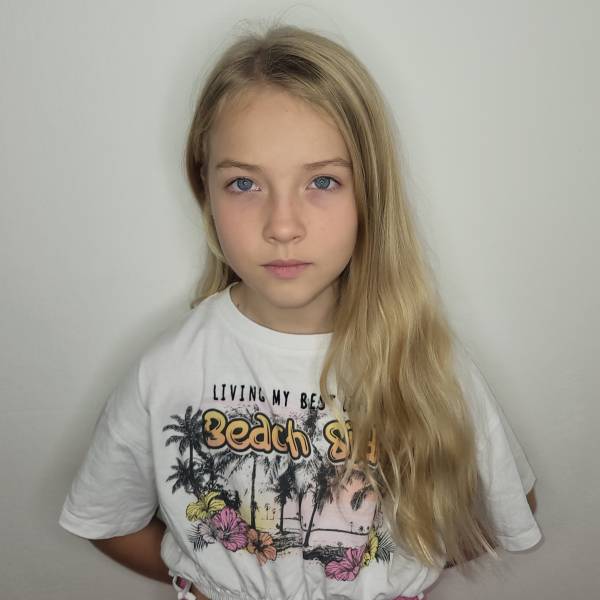 modelka s ID 0102XM9TTW p021