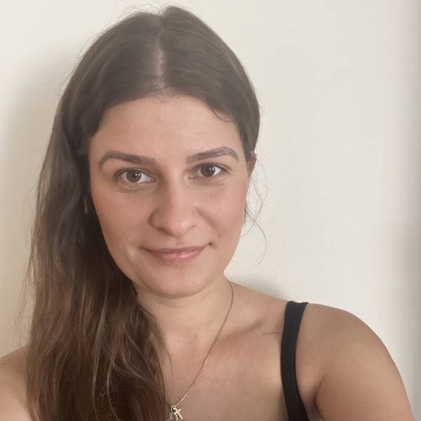 modelka s ID 0102Y5FX7U p021