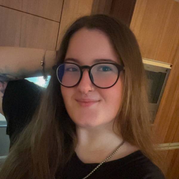 modelka s ID 0102Y8XFSY p021