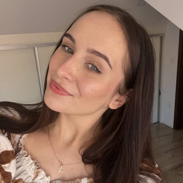 modelka s ID 0102Y8YT3J p021