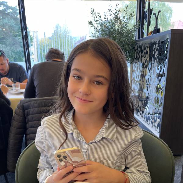 modelka s ID 0102Y9DH8F p021