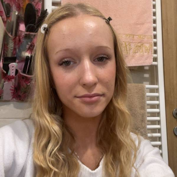 modelka s ID 0102YB3BEM p021