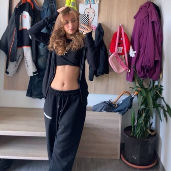 modelka s ID 0102YJBNK2 p031