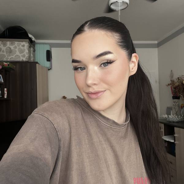 modelka s ID 0102Z3IXDH p021