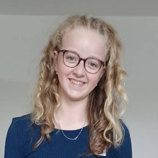 modelka s ID 0102Z3YKUH p021