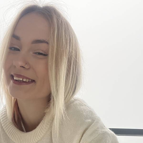 modelka s ID 0102ZRFFUM p021