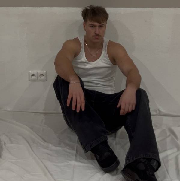 modelka s ID 040129748V p016