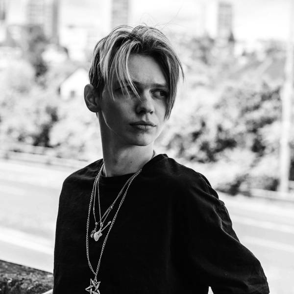 modelka s ID 04018WYYN4 p019