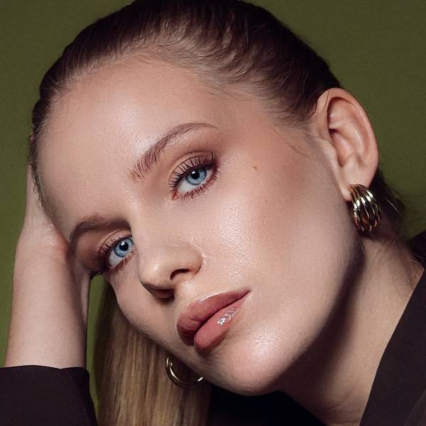 modelka s ID 04021F2V7B p016