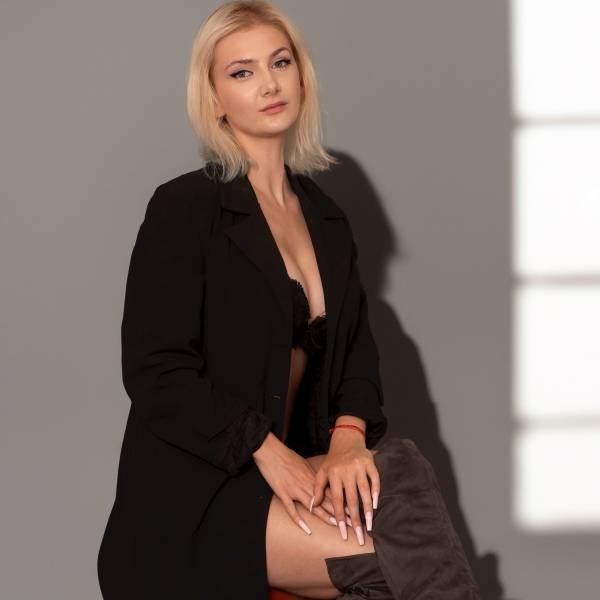 modelka s ID 04022H46B6 p016