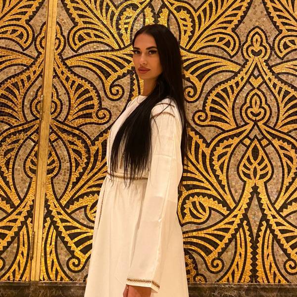 modelka s ID 04028WQ7AW p016