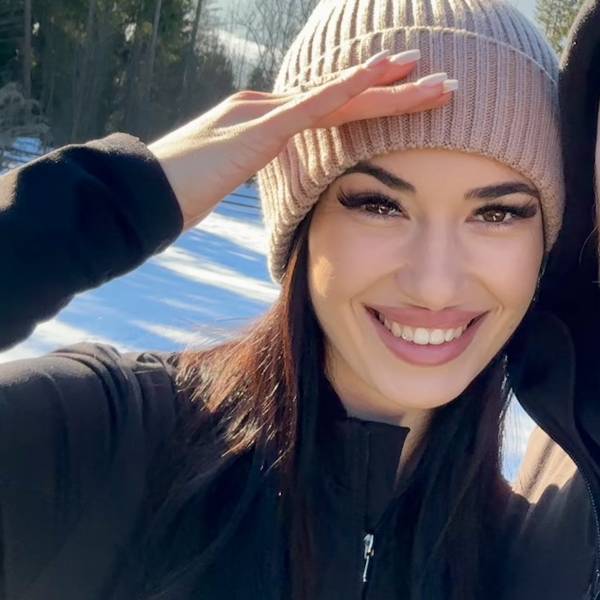 modelka s ID 04028WQ7AW p017