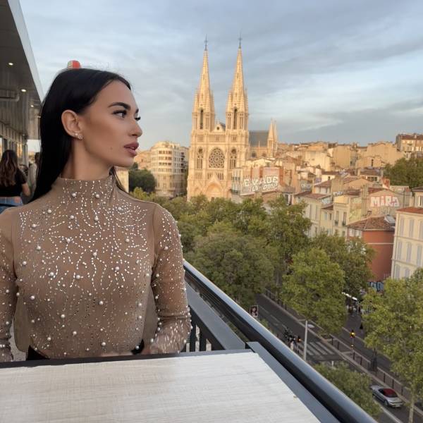 modelka s ID 04028WQ7AW p019