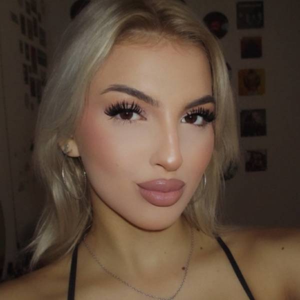 modelka s ID 0402GWM4D9 p016