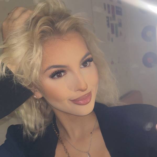 modelka s ID 0402GWM4D9 p017